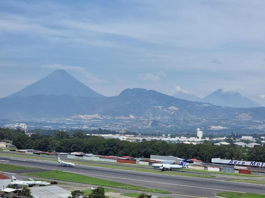 Amazing Aircrafts Views In Front Of Airport Daire Guatemala Dış mekan fotoğraf