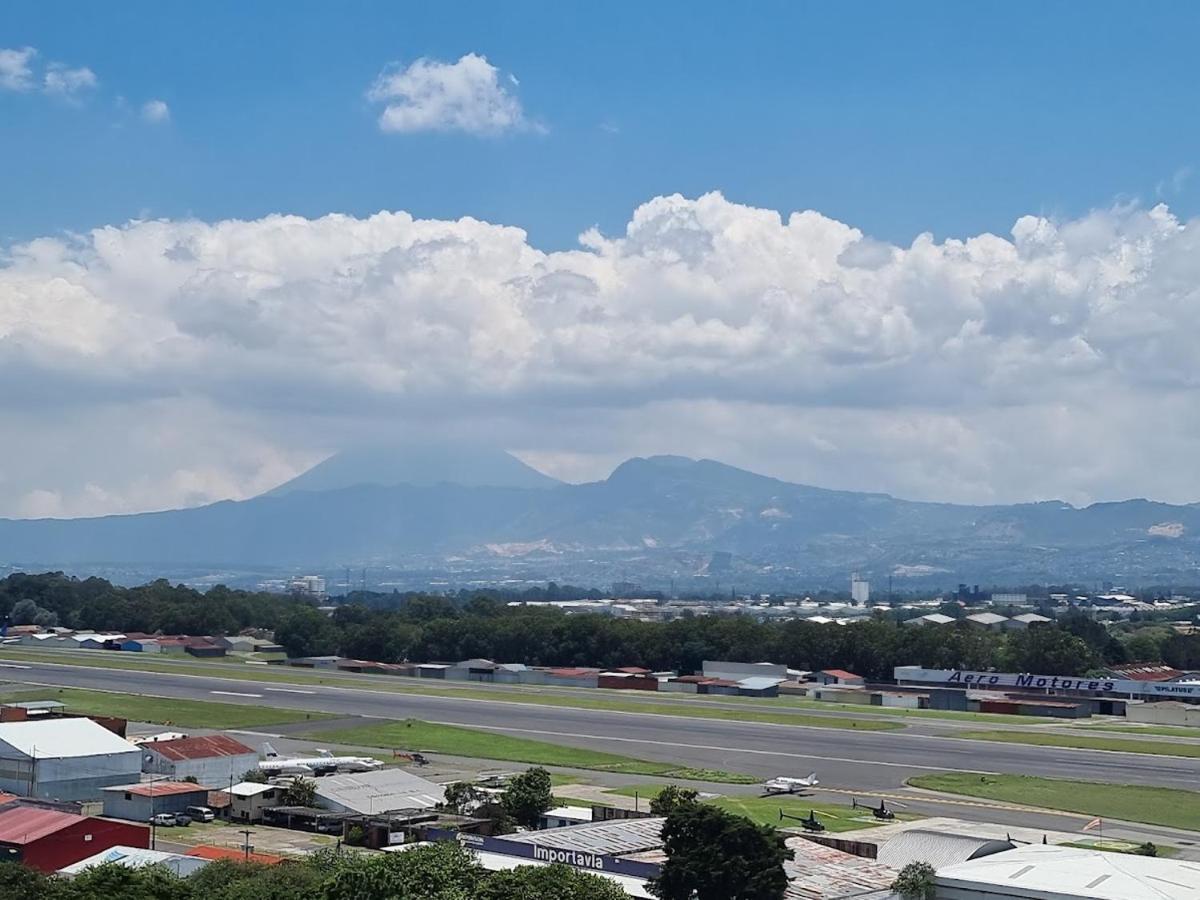 Amazing Aircrafts Views In Front Of Airport Daire Guatemala Dış mekan fotoğraf