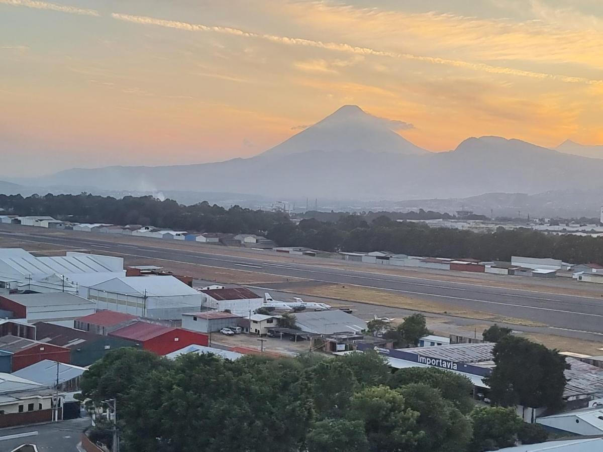 Amazing Aircrafts Views In Front Of Airport Daire Guatemala Dış mekan fotoğraf