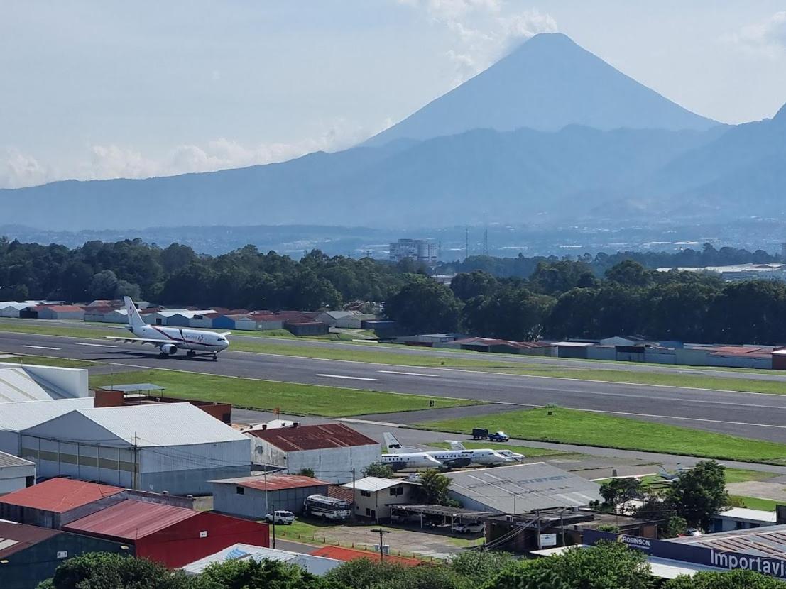 Amazing Aircrafts Views In Front Of Airport Daire Guatemala Dış mekan fotoğraf