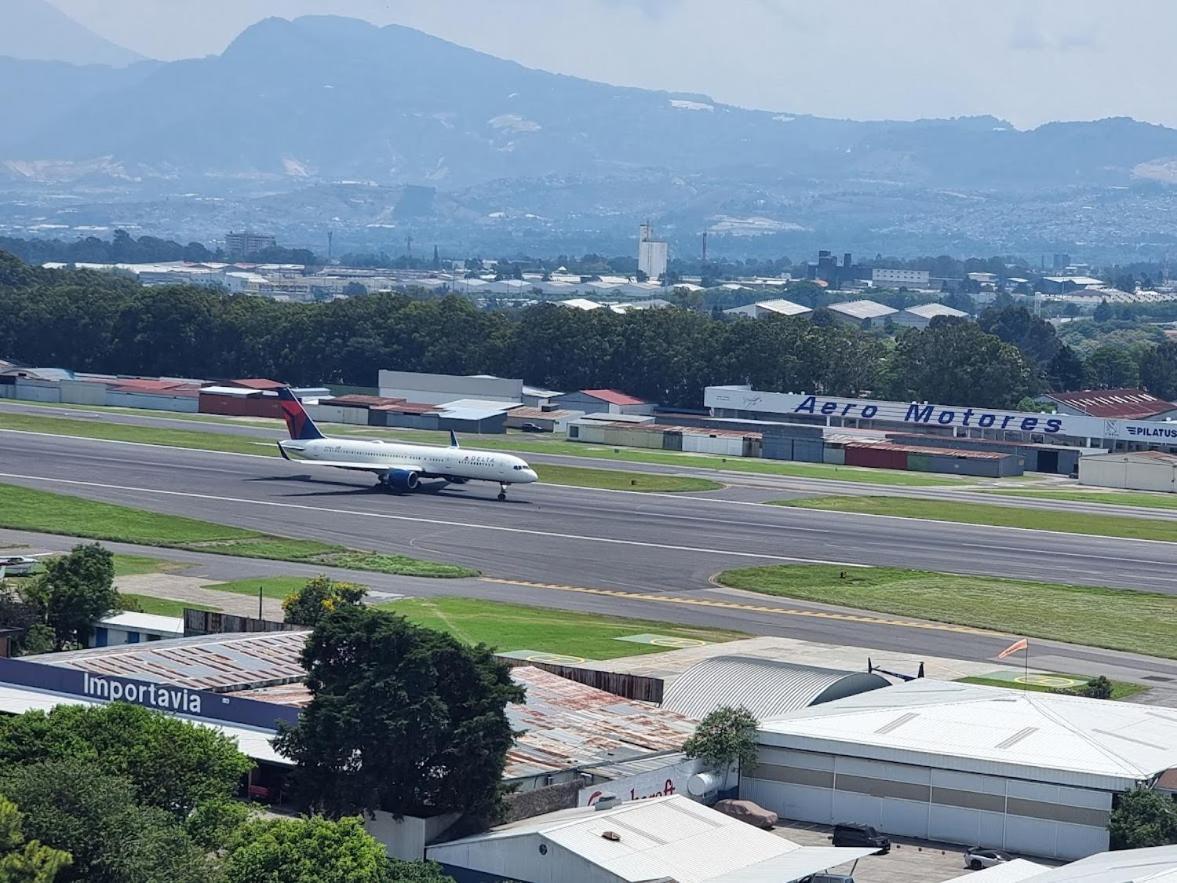 Amazing Aircrafts Views In Front Of Airport Daire Guatemala Dış mekan fotoğraf