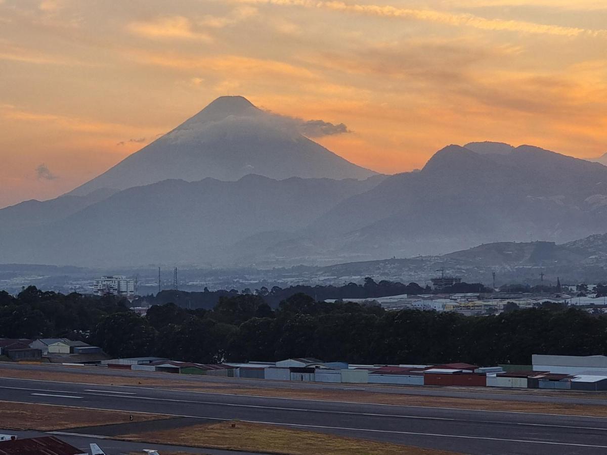 Amazing Aircrafts Views In Front Of Airport Daire Guatemala Dış mekan fotoğraf