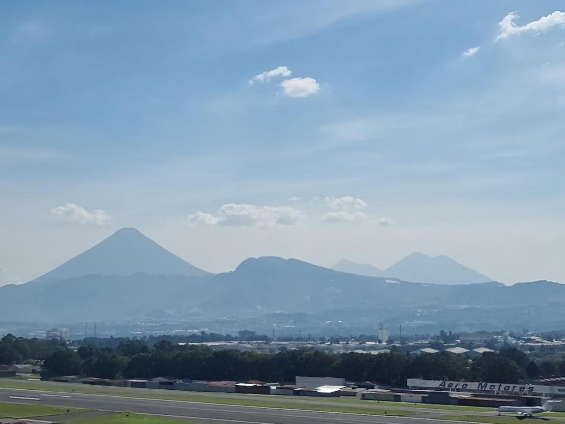 Amazing Aircrafts Views In Front Of Airport Daire Guatemala Dış mekan fotoğraf