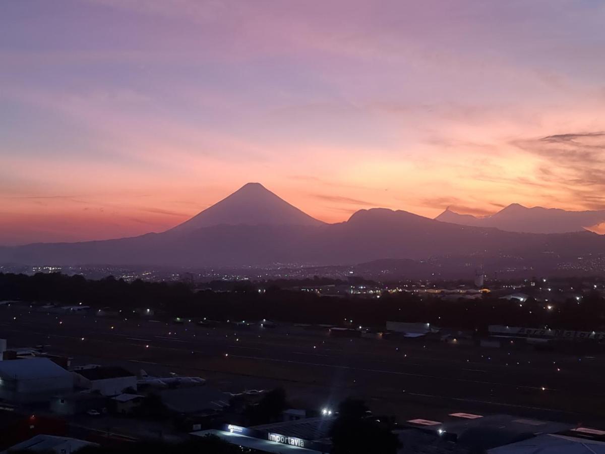 Amazing Aircrafts Views In Front Of Airport Daire Guatemala Dış mekan fotoğraf