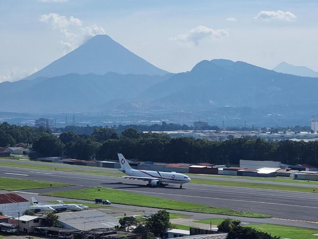 Amazing Aircrafts Views In Front Of Airport Daire Guatemala Dış mekan fotoğraf