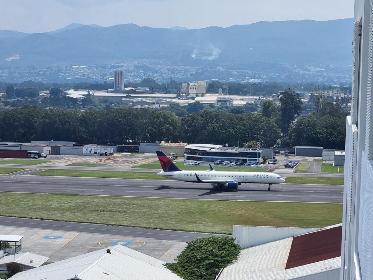 Amazing Aircrafts Views In Front Of Airport Daire Guatemala Dış mekan fotoğraf
