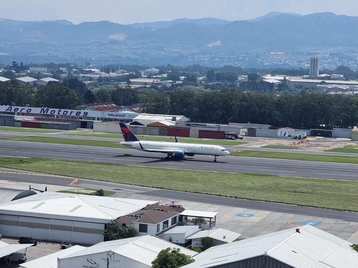 Amazing Aircrafts Views In Front Of Airport Daire Guatemala Dış mekan fotoğraf