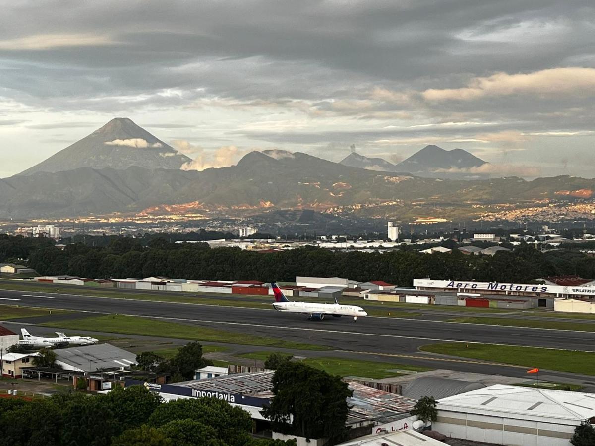 Amazing Aircrafts Views In Front Of Airport Daire Guatemala Dış mekan fotoğraf